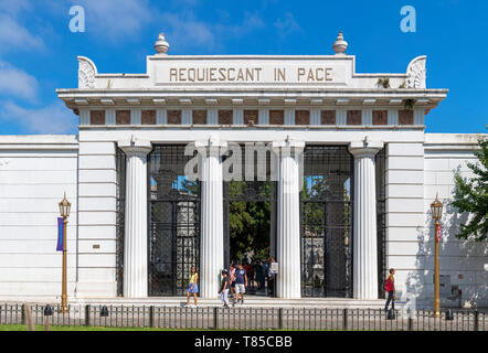 Eingang Cementerio de la Recoleta (La Recoleta Friedhof), whera Eva Peron ist entombed, Buenos Aires, Argentinien Stockfoto