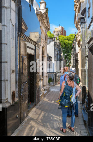 Touristen vor dem Grab von Eva Peron in der cementerio de la Recoleta (La Recoleta Friedhof), Buenos Aires, Argentinien Stockfoto