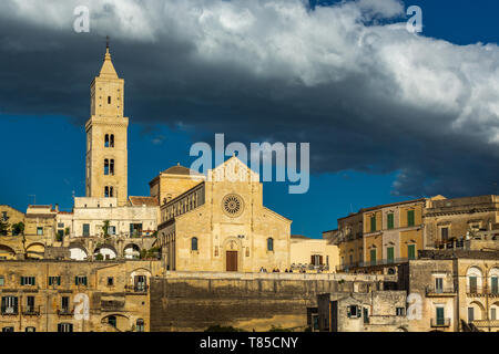 Blick auf den Sasso Baritano mit der Kathedrale von Maria Santissima della Bruna. Matera Stockfoto