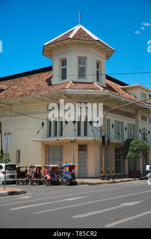 Bandung, Indonesien - 28. Februar 2013: Becak oder Fahrrad Rikschas, zusammen Asien Afrika Straße Stadt Bandung geparkt, Warten auf Kunden. Stockfoto