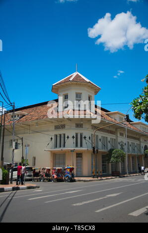 Bandung, Indonesien - 28. Februar 2013: Becak oder Fahrrad Rikschas, zusammen Asien Afrika Straße Stadt Bandung geparkt, Warten auf Kunden. Stockfoto