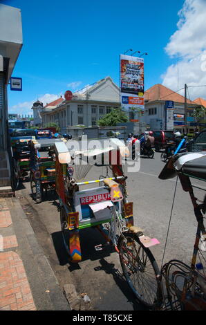 Bandung, Indonesien - 28. Februar 2013: Becak oder Indonesische cycle rickshaw in asiatischen Afrikanische Straße in der Stadt Bandung, Indonesien Stockfoto