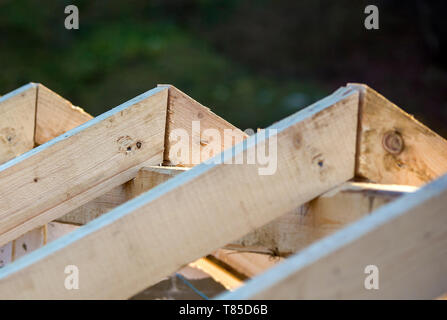 Close-up Detail der Dachrahmen aus grobem Holz Bauholz Balken auf dem Hintergrund von Misty Mountain Landschaft im ökologischen Bereich. Gebäude, Dach, constructi Stockfoto