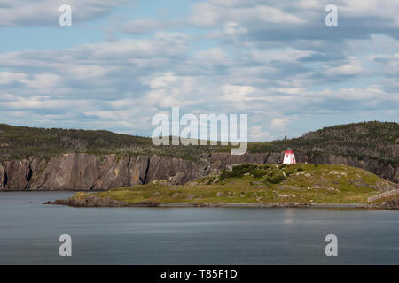 Dreifaltigkeit, Neufundland, Kanada - 12. August 2018: Das Fort Point Lighthouse von der Stadt Trinity gesehen. (Ryan Carter) Stockfoto