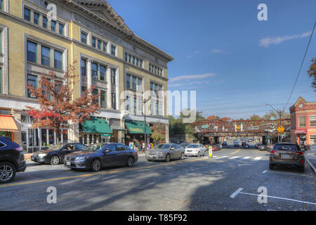 Straßenszene in Northampton, Massachusetts. Das Gebiet ist touristisch Zeichnen mit Boutiquen. Stockfoto