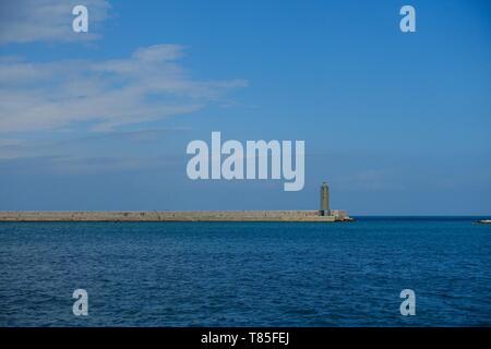 Leuchtturm auf Wasser in Bari, Italien Stockfoto