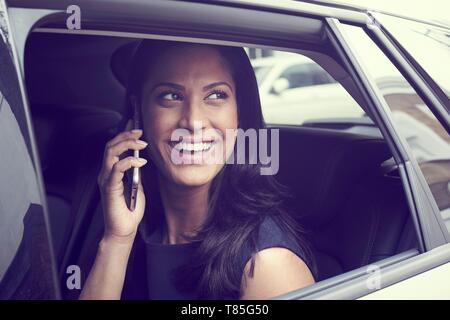 Business Frau im Auto sitzen Stockfoto