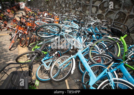 Guangzhou, China - Apr 10,2018: Viele der gebrochenen Teilen bike voll auf der Straße in Guangzhou, China. Stockfoto