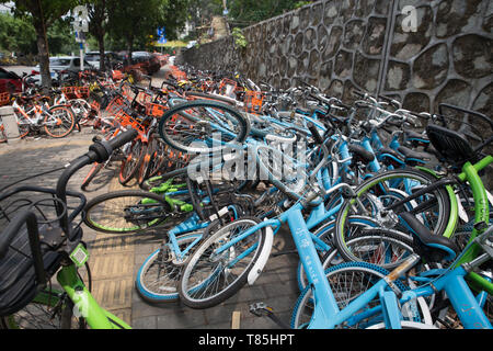 Guangzhou, China - Apr 10,2018: Viele der gebrochenen Teilen bike voll auf der Straße in Guangzhou, China. Stockfoto