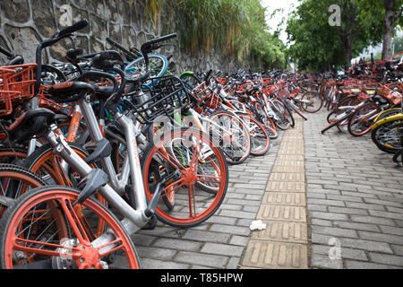 Guangzhou, China - Apr 10,2018: Viele der gebrochenen Teilen bike voll auf der Straße in Guangzhou, China. Stockfoto