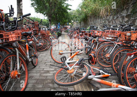 Guangzhou, China - Apr 10,2018: Viele der gebrochenen Teilen bike voll auf der Straße in Guangzhou, China. Stockfoto