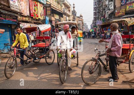 Indien, Neu-Delhi, Zyklus - Rikschas in Paharganj Bezirk Stockfoto