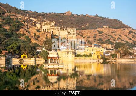 Indien, Rajasthan, Bundi, Palast von Bundi oder Garh Palast und die Altstadt sind in Nawal Sagar See spiegeln Stockfoto