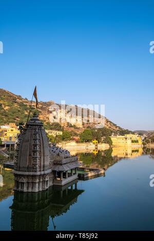 Indien, Rajasthan, Bundi, Nawal Sagar See und Varuna Tempel Stockfoto