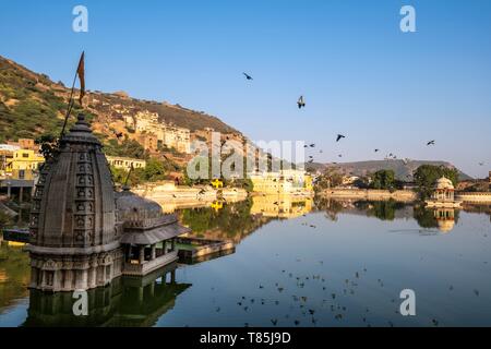 Indien, Rajasthan, Bundi, Nawal Sagar See und Varuna Tempel Stockfoto