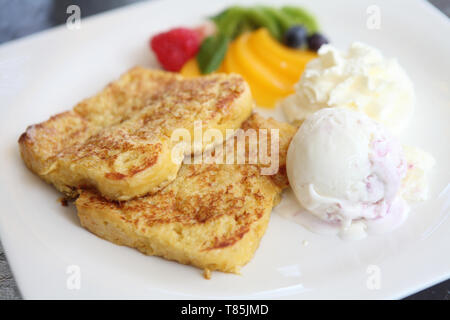 French Toast mit Eis und Obst Stockfoto