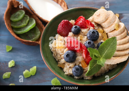 Lecker Müsli mit Beeren und Früchte auf hölzernen Tisch Stockfoto