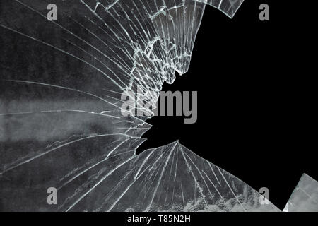 Gebrochene gebrochene Glas mit großes Loch auf schwarzem Hintergrund Stockfoto