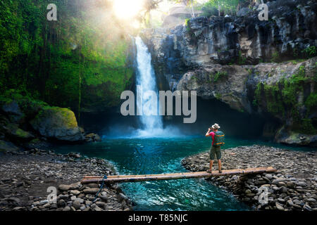 Aktiver Lebensstil traveller Backpacker machen Foto super Wasserfall im tropischen Dschungel versteckt Stockfoto