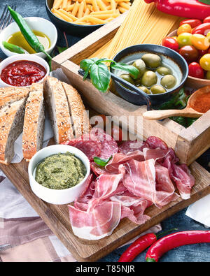 Italienische Küche Zutaten. Gemüse, Olivenöl, Käse und Teigwaren auf dunklem Hintergrund. Stockfoto