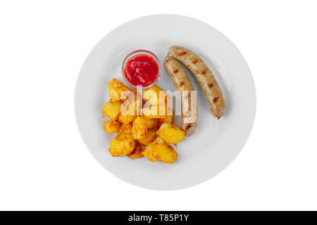 Zwei gegrillte Würstchen, mit garnieren - Bratkartoffeln, mit Tomaten, würzige, rote Sauce, Ketchup auf einem Teller, auf weißem Hintergrund, Ansicht von oben Stockfoto