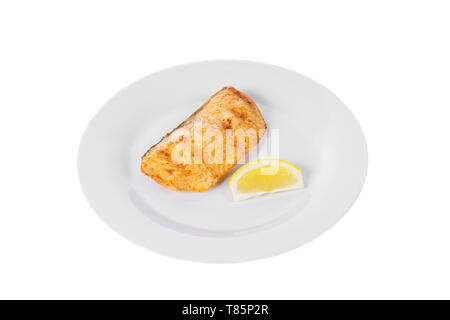 Fisch, Forelle, Keta, rosa Lachs, ein Stück, gebacken, gebraten über dem offenen Feuer mit einer Scheibe Zitrone. Appetitlich auf weißem Hintergrund isoliert Seitenansicht Stockfoto