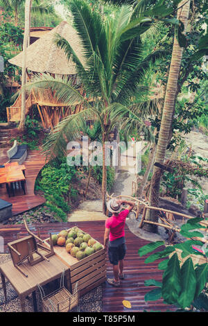 Aktiver Lebensstil Reisende genießen Sie einen atemberaubenden Blick Bambus Haus in traditioneller balinesischer Architektur im tropischen Regenwald Dschungel Bali, Indonesien Stockfoto