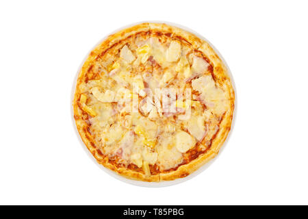 Pizza Hawaii, mit Schinken, Fleisch und Ananas, ganze, in Stücke schneiden, auf einem weißen Hintergrund isoliert, Ansicht von oben Stockfoto