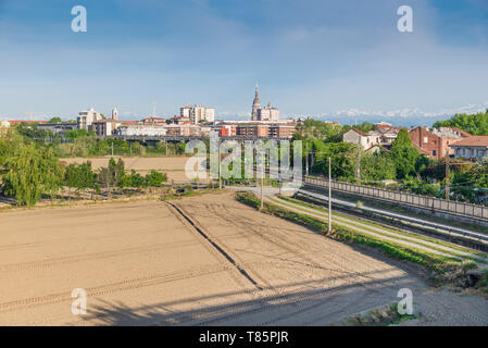 Skyline von einer italienischen Stadt mit Alpen im Hintergrund. Novara Stadt Stockfoto