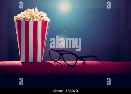 Pop Corn und 3d Glas auf ein Kino Sessel Stockfoto