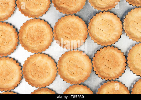 Ein paar Zeilen von runde Butterkekse. Stockfoto