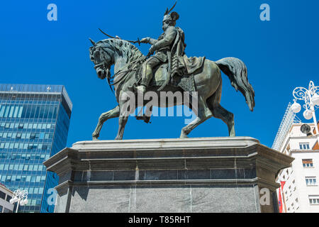 Statue des Grafen Ban Josip Jelacic aus dem 19. Jahrhundert in Zagreb, Kroatien, gegen moderne Bürogebäude Stockfoto