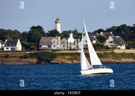 Frankreich, Morbihan, Golf von Morbihan, Regionaler Naturpark der Golf von Morbihan, Quiberon Bay, Halbinsel Rhuys, Arzon, Port-Navalo, sainlingboat im Eintrag des Golfs von Morbihan vor dem Leuchtturm von Port Navalo Stockfoto