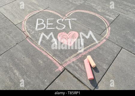 Text beste Mama auf grau Bürgersteig in Buntstiften geschrieben, Muttertag, Ansicht von oben. Stockfoto