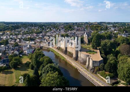 Frankreich, Morbihan, Stop auf dem Weg von St. James, Josselin, mittelalterliches Dorf, Schloss Josselin in flammenden gotischen Stil an den Ufern des Flusses Oust (Luftbild) Stockfoto