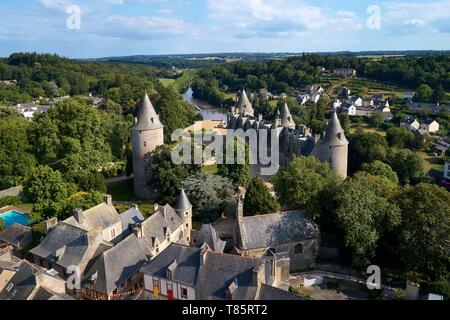 Frankreich, Morbihan, Stop auf dem Weg von St. James, Josselin, mittelalterliches Dorf, Schloss Josselin in flammenden gotischen Stil an den Ufern des Flusses Oust (Luftbild) Stockfoto