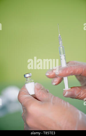 Spritze und Impfstoff Durchstechflasche Stockfoto