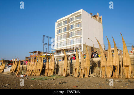 Traditionelle Boote genannt caballitos de Totora (Boote aus Schilf und für Angeln und Surfen verwendet) Austrocknen auf Cusco, Peru am Strand Stockfoto