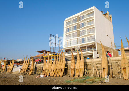 Traditionelle Boote genannt caballitos de Totora (Boote aus Schilf und für Angeln und Surfen verwendet) Austrocknen auf Cusco, Peru am Strand Stockfoto