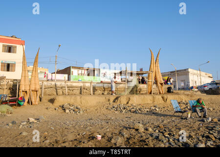 Traditionelle Boote genannt caballitos de Totora (Boote aus Schilf und für Angeln und Surfen verwendet) Austrocknen auf Cusco, Peru am Strand Stockfoto