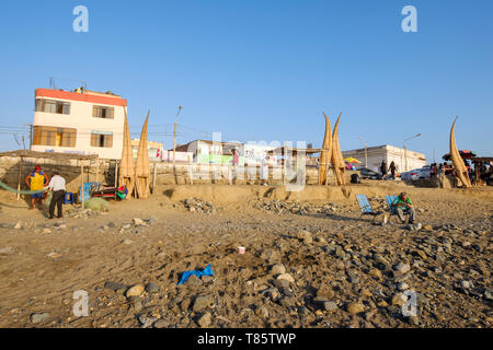 Traditionelle Boote genannt caballitos de Totora (Boote aus Schilf und für Angeln und Surfen verwendet) Austrocknen auf Cusco, Peru am Strand Stockfoto