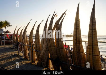 Traditionelle Boote genannt caballitos de Totora (Boote aus Schilf und für Angeln und Surfen verwendet) Austrocknen auf Cusco, Peru am Strand Stockfoto