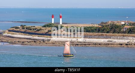 Frankreich, Charente Maritime, L'Ile d'Aix, Segelboot und die Leuchttürme (Luftbild) Stockfoto