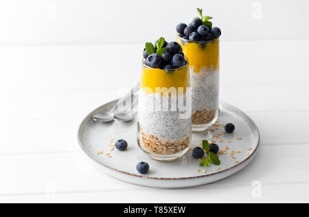 Gesunde Vanille chia Pudding in ein Glas mit frischen Blaubeeren und Minze. Stockfoto