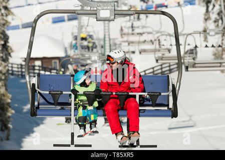 Vater und Sohn am Skilift Stockfoto