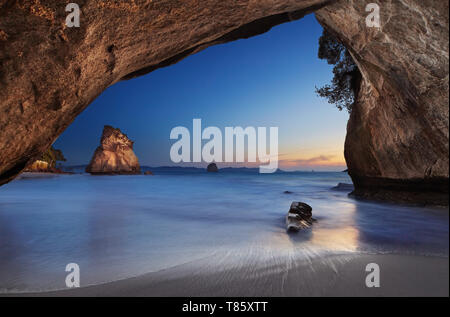 Cathedral Cove bei Sonnenaufgang, Coromandel Peninsula, Neuseeland Stockfoto