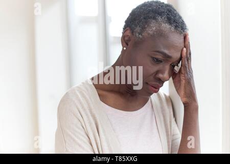 Frau Kopf berühren Stockfoto