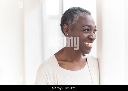 Reife Frau lächelnd Stockfoto