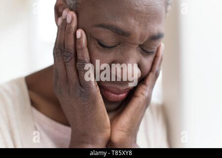 Frau mit Kopf in Händen Stockfoto