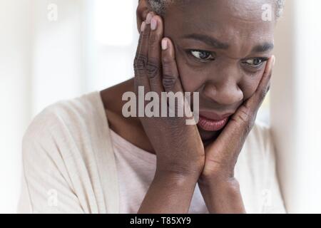 Frau mit Kopf in Händen Stockfoto